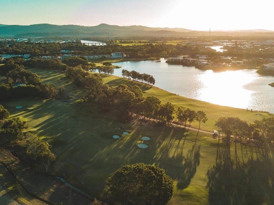 Simple & Peaceful Escape! Entire 4 Bedroom House 10min To Theme Parks Gold Coast