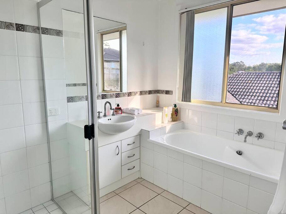 Simple & Peaceful Escape! Entire 4 Bedroom House 10min To Theme Parks